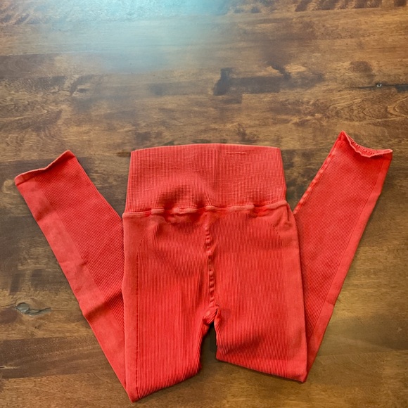 NEW FREE PEOPLE HAPPINESS RUNS LEGGINGS & TANK SET XS/S 108 RED - Picture 2 of 6